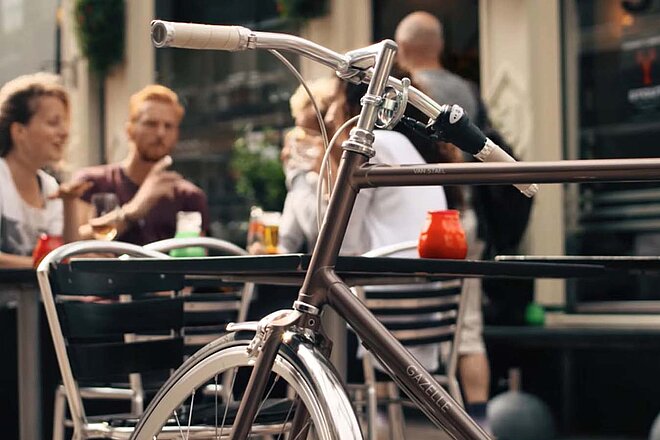 Ein Velo steht an einen Pfosten angelehnt