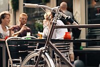 Ein Velo steht an einen Pfosten angelehnt