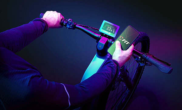 FIT-Display und App auf dem Smartphone.