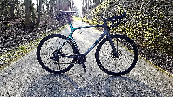 Ein Komplettrad von Steelworks mit einem Rahmen aus Stahl steht auf einer Strasse.