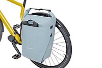 Satteltasche am Gepäckträger eines Fahrrads.