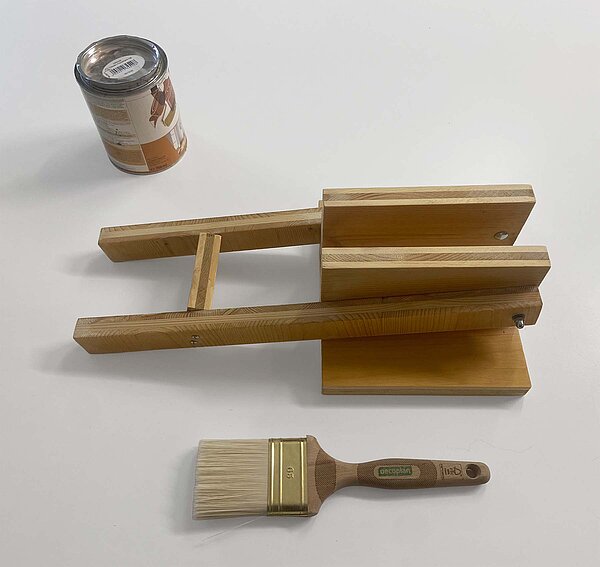 Holzteile auf einer weissen Oberfläche.