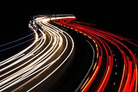Mikrozensus Mobiliät und Verkehr Schweiz. Autolichter im Dunkeln.
