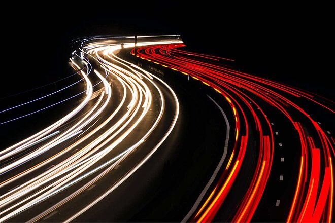 Mikrozensus Mobiliät und Verkehr Schweiz. Autolichter im Dunkeln.