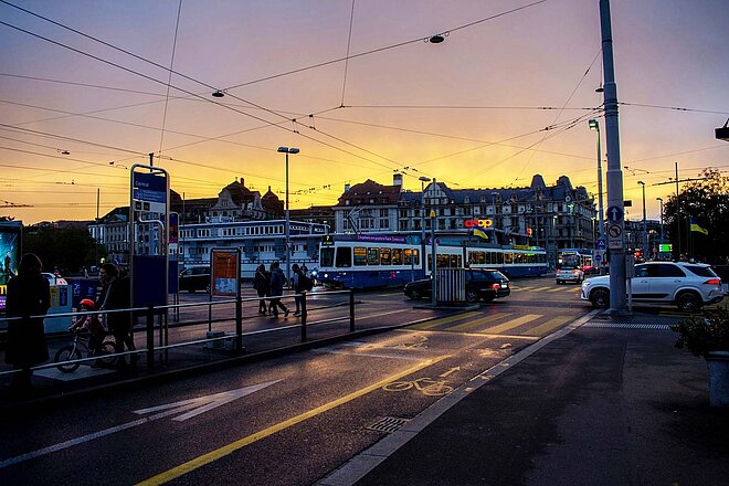 Strasse mit Verkehr in der Stadt Zürich bei Eindämmerung.