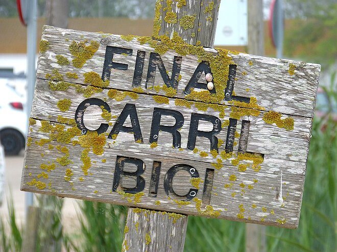 So heisst das Velo in Europa. Verwittertes Schild mit spanischer Aufschrift Final Carril Bici.