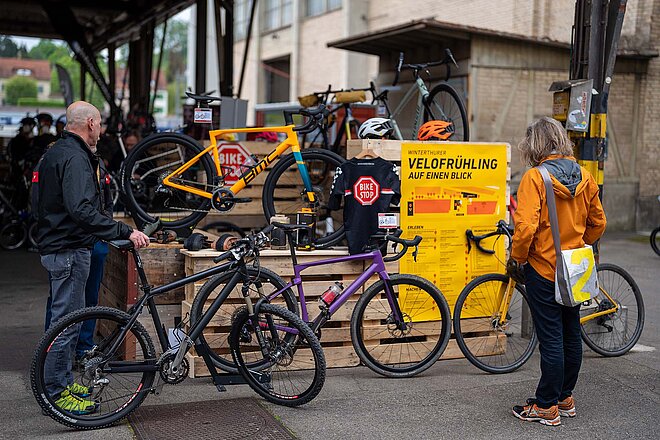 Winterthurer Velofrühling 2024. Fahrräder stehen an einem Messestand.