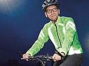 Mann mit reflektierender Kleidung