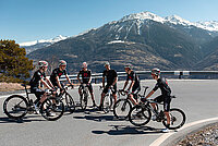 Fabian Cancellara will mit dem Tudor Pro Cycling Team den Nachwuchs fördern. Velorennfahrer stehen in einer Gruppe.