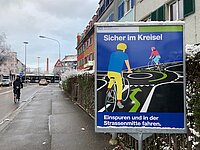 Plakat über das korrekte einfädeln in den Kreisverkehr der Stadt Zürich