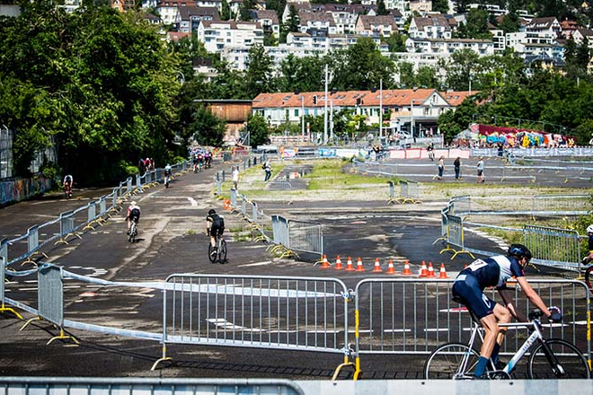 Zuricrit 2021 auf der Hardturmbrache.