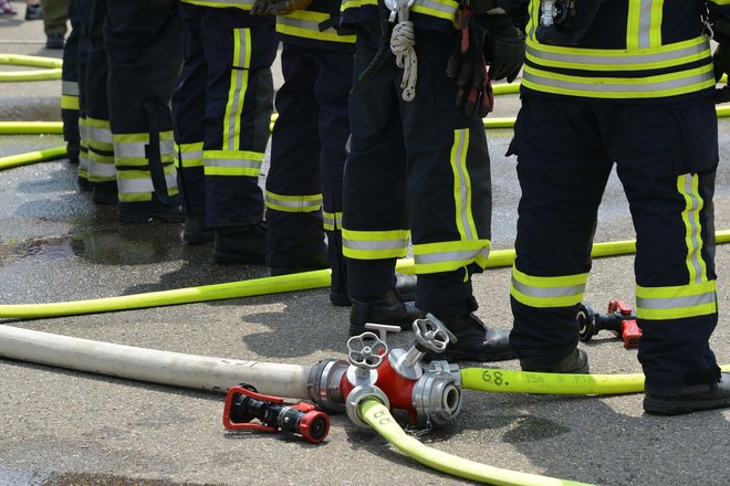 Feuerwehrleute löschen einen Brand