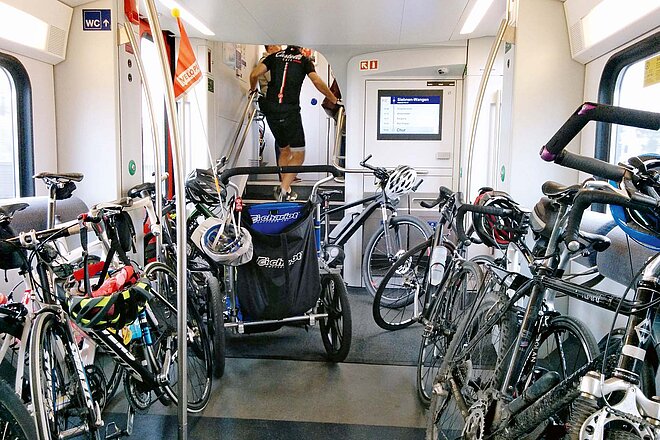 Weichen Reisende wegen der Reservationspflicht auf andere Züge aus? In diesem RE von Zürich nach Chur stauen sich die Velos. (Foto: Fabian Baumann) Ein Zug in dem viele Fahrräder im Eingangsbereich stehen