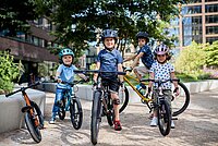 Kinder mit Kindervelos.