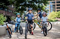 Kinder mit Kindervelos.