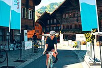 Am Frauenrennen fahren die Teilnehmerinnen in Gstaad durch das Ziel.