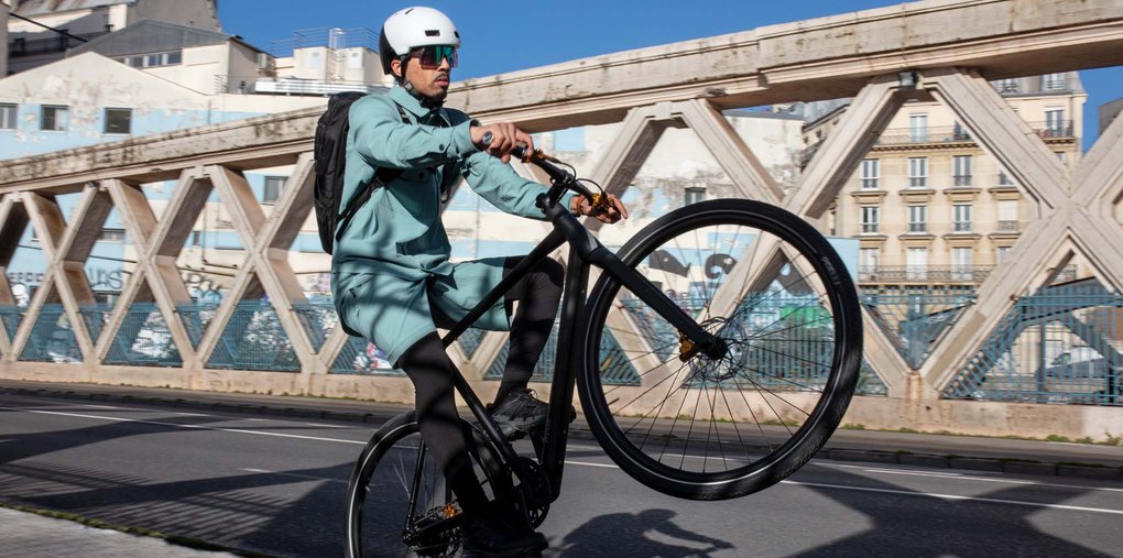 Velosuisse Velo- und E-Bike Verkäufe Schweiz 2022. Ein Mann fährt auf dem Hinterrad seines E-Bikes. 