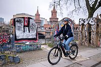 ZIV Marktdaten 2025. Eine Frau fährt mit dem E-Bike über eine Brücke in Berlin.