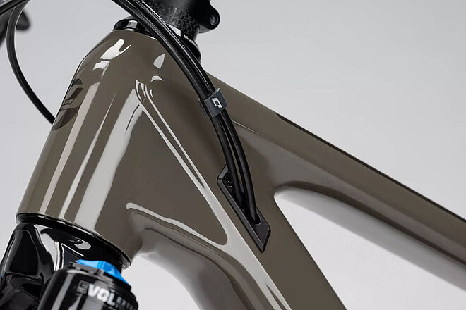 Ghost Bikes verschiebt Produktion nach Ungarn und in die Türkei. Fahrradrahmen in Grau.