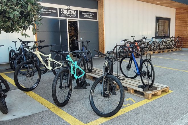 Rose Bikes neue Läden in der Schweiz. Mountainbikes stehen vor einem Fahrradgeschäft. 