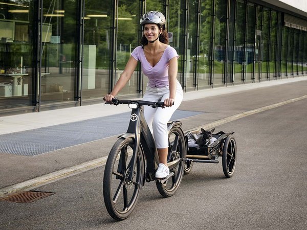 Thömus Twinner Speed Pedelec aus Carbon. Ein Mann mit Fahrradhelm fährt auf einem E-Bike.