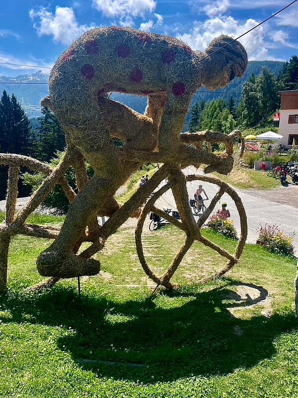 Fahrradskulptur aus Stroh.