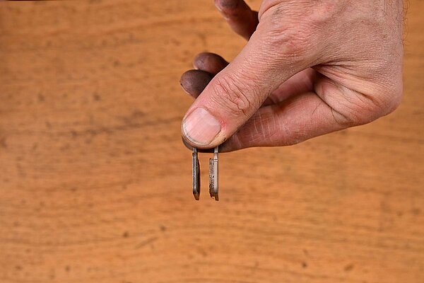 Eine Hand hält Bremsbeläge 