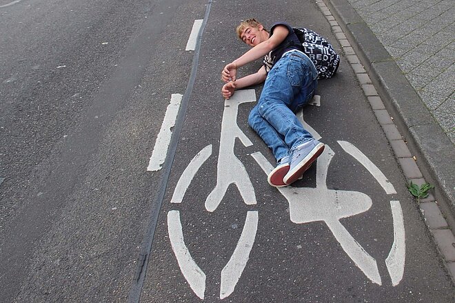 Ein Mann liegt auf der Strasse