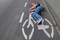Ein Mann liegt auf der Strasse