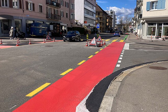 Velovorzugsroute Baslerstrasse Zürich. Rot eingefärbter Radstreifen in der Stadt Zürich.