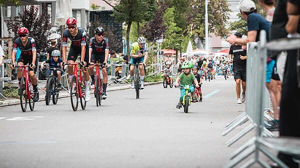 Kinder fahren mit Laufvelos.