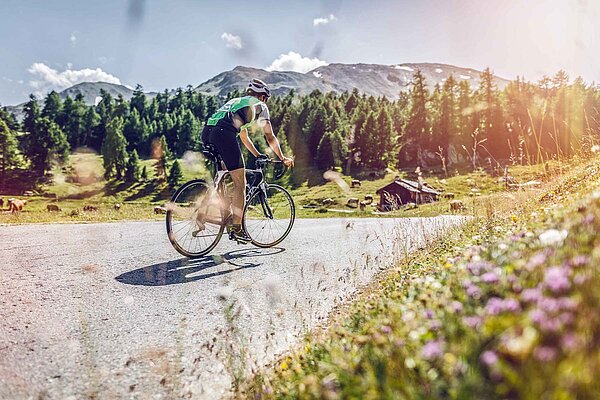 Ein Velofahrer fährt mit dem Rennrad auf die Moosalp im Kanton Wallis
