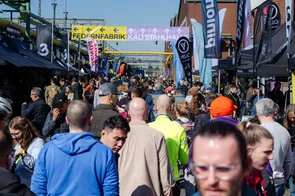 Menschenmassen an einer Fahrradmesse in Deutschland.