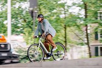 E-Bike Trends 2024. Ein Mann fährt auf einem Light-Support-E-Bike von Flyer durch die Stadt.