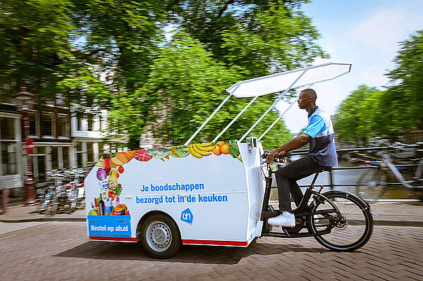 Ein Mann fährt auf einem Cargobike 