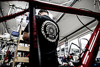 Montage eines Rennrads bei Simplon.