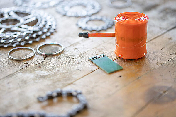 Oranger Fahrradschlauch von Tubolito, in den ein NFC-Chip integriert ist.