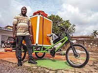 grünes Cargobike mit grosser Kühlbox des nigerianischen Unternehmens Thinkbike
