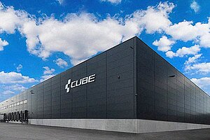 Kubisches Fabrikgebäude mit der Aufschrift Cube