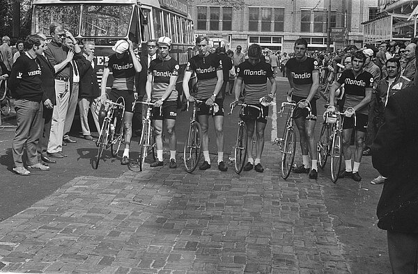 Fahrradproduktion in Europa. Radrennfahrer stehen bereit zum Start.