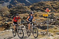 Zwei Mountainbiker, ein Mann und eine Frau, auf dem Sustenpass