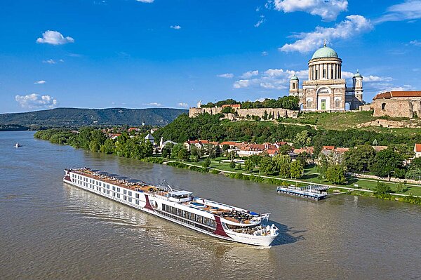 Flusskreuzfahrtschiff auf einem Fluss