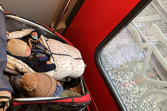 Kindervelos und Anhänger in SBB Zügen.