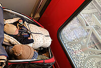 Kindervelos und Anhänger in SBB Zügen.