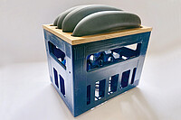 Hocker aus einer alten Getränkekiste und Fahrradschläuchen.