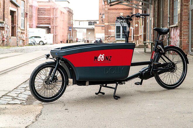 Das Churer Bikesharing-Netz «Mooinz» verfügt neu auch über Cargobikes. Mooinz Bikesharing Chur. Lastenvelo mit roter Box.