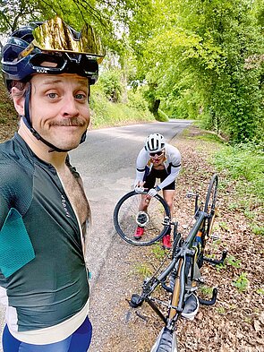 Tandem Fahrrad Reise Italien. Ein Mann mit Fahrradhelm blickt in die Kamera.