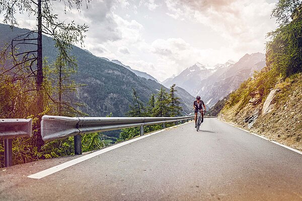 Rennradfahrer unterwegs auf einer Passstrasse