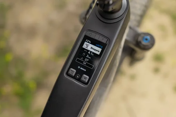 Display im Oberroh eines E-Mountainbikes mit Bosch Smart System.