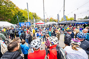 Viele Menschen stehen auf einem Platz.